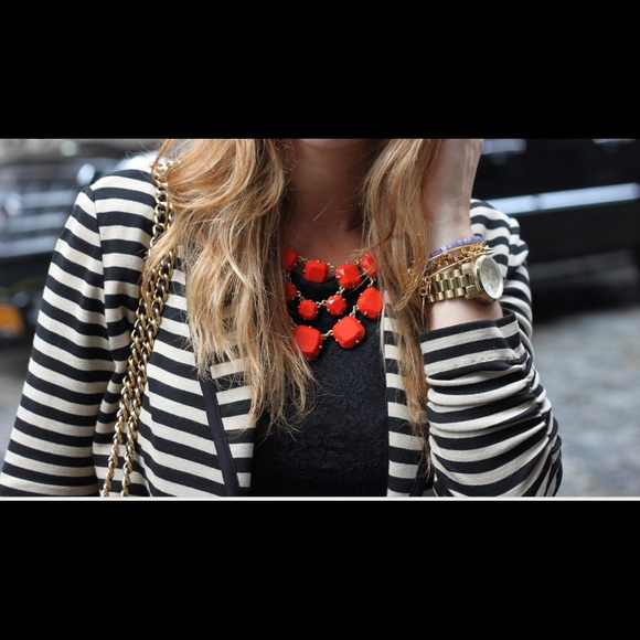 Stella and Dot Olivia Bib Necklace Coral - like new - Picture 3 of 3